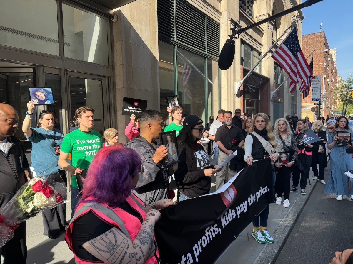 Pais que perderam as crianças para os danos on -line protestos fora do escritório de Meta de Nova York