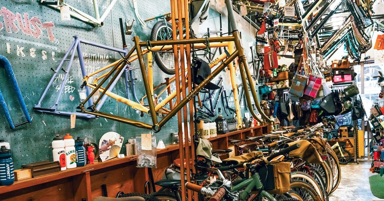 Uma visita ao LUG azul de Tóquio, a 'melhor loja de bicicletas do mundo'