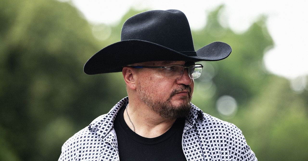 Stewart Rhodes relançou os Oath Keepers. Mesmo os antigos guardiões do juramento não se importam