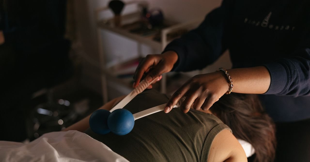 Verificações de piolhos, artesanato e ser tocado por estranhos: dentro de um spa ASMR de dramatização