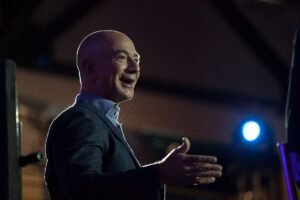 Jeff Bezos supostamente quer US$ 100 bilhões para comprar e transformar antigas empresas de manufatura com IA
