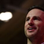 O que é aquele misterioso dispositivo metálico que o diretor de design dos EUA, Joe Gebbia, está usando?