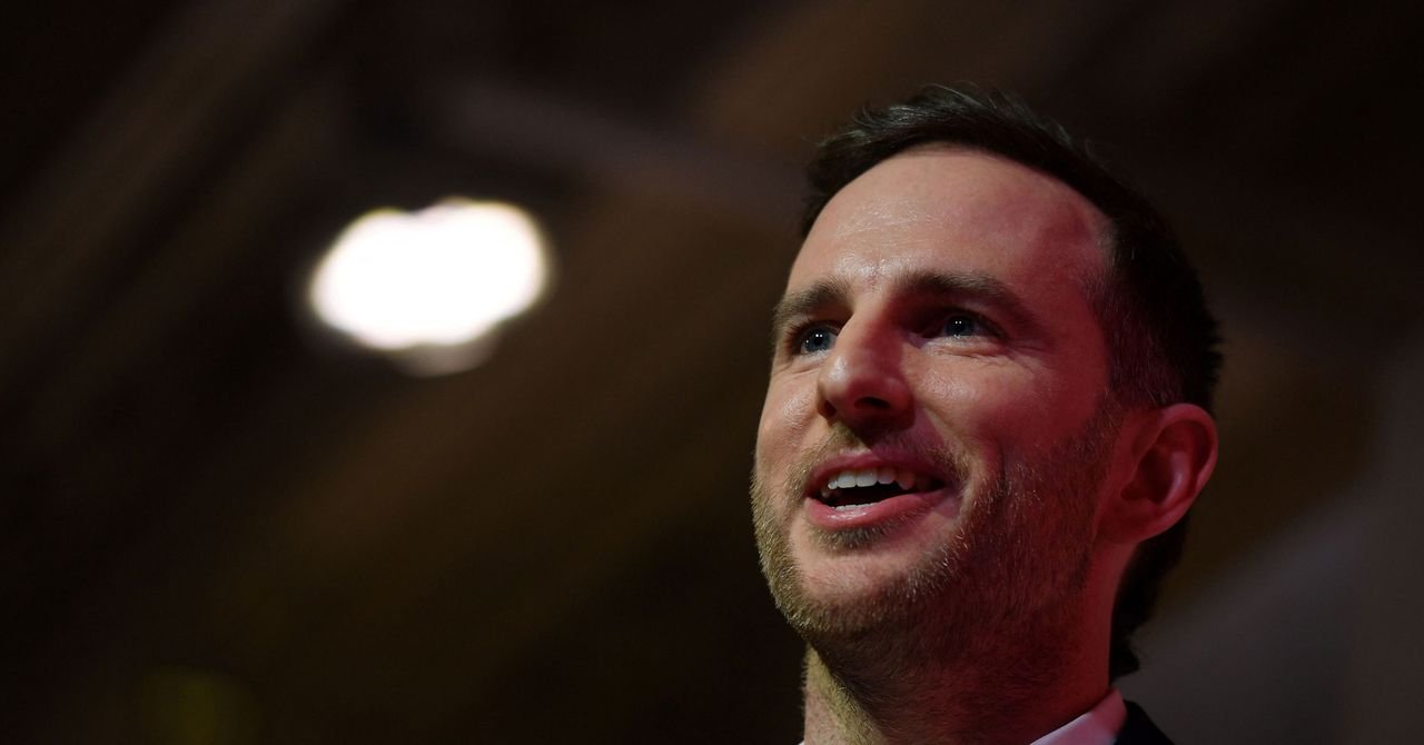 O que é aquele misterioso dispositivo metálico que o diretor de design dos EUA, Joe Gebbia, está usando?