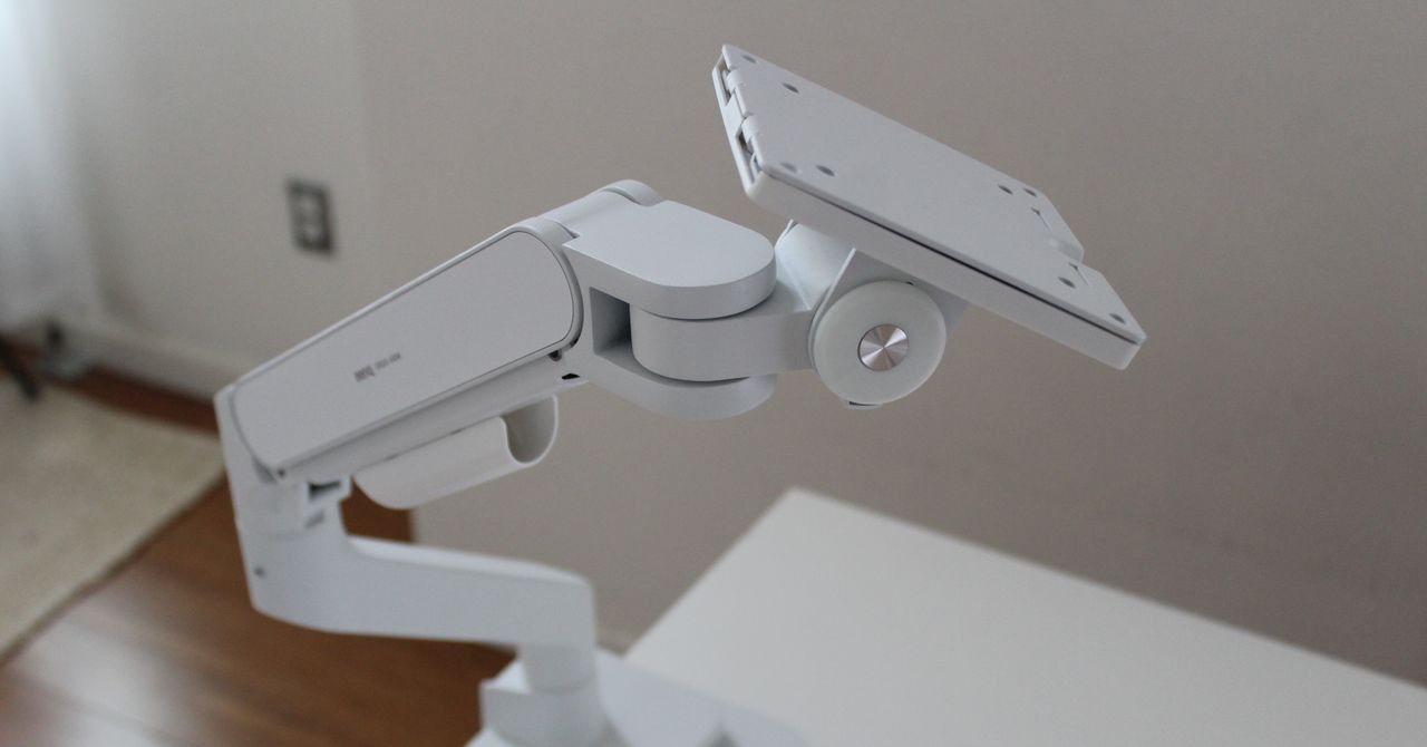 Os melhores braços de monitor em 2026 para liberar espaço na sua mesa