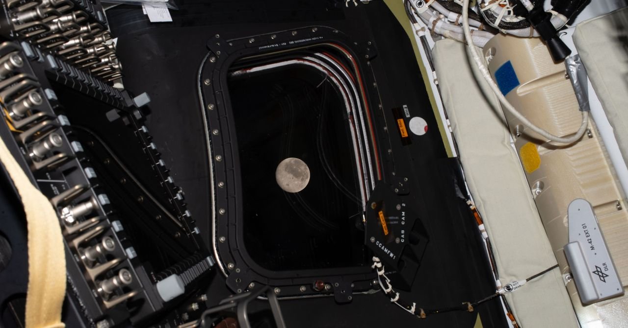 Artemis II retorna de voo histórico ao redor da Lua