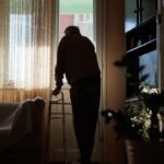 Há novas evidências de como a solidão afeta a memória na velhice