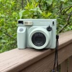 A Instax Wide 400 baseia-se na simplicidade da fotografia instantânea e a amplia, literalmente