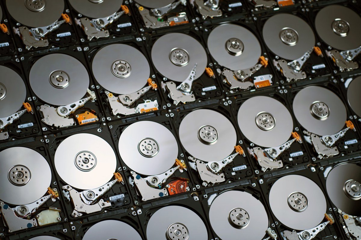 É assim que se parecem alguns dos maiores bancos de malware do mundo, empilhados como discos rígidos