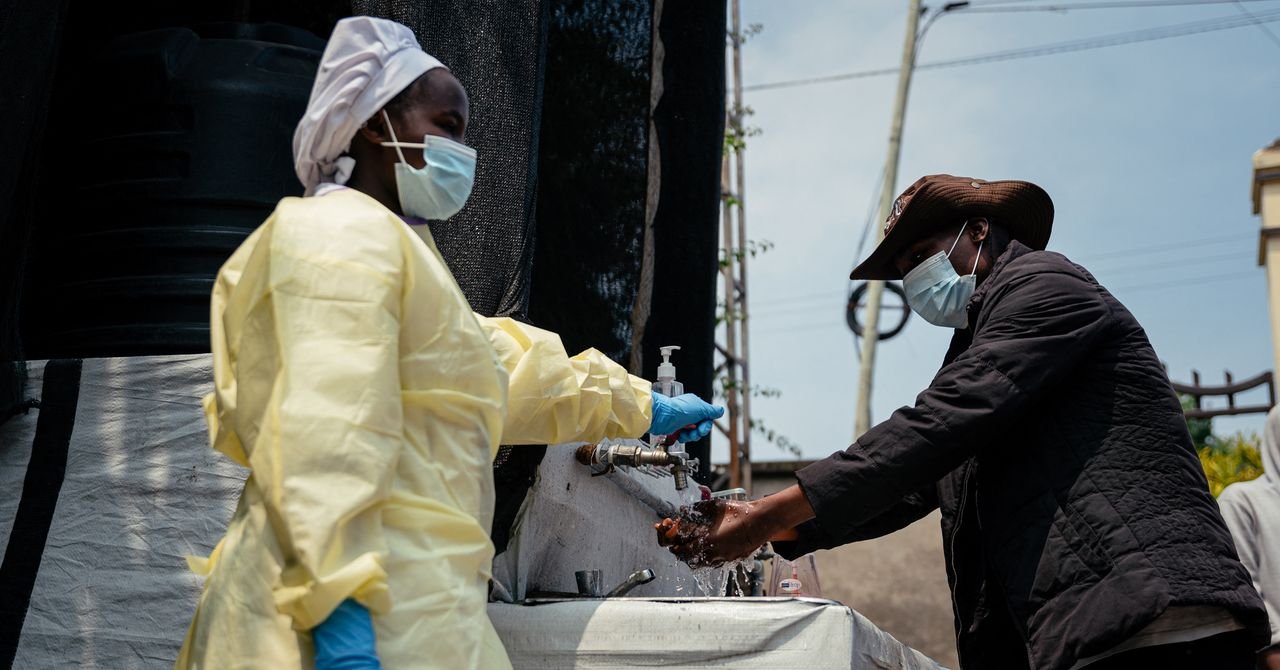 'Tempestade Perfeita': Como os cortes na ajuda de Trump estão alimentando o surto de Ebola