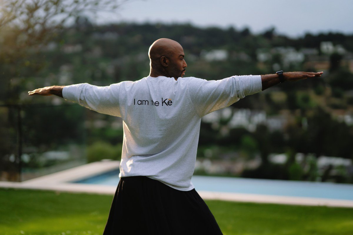 O treinador de vida de 'Queer Eye', Karamo Brown, lança Kē, um aplicativo de bem-estar com seu clone digital de IA