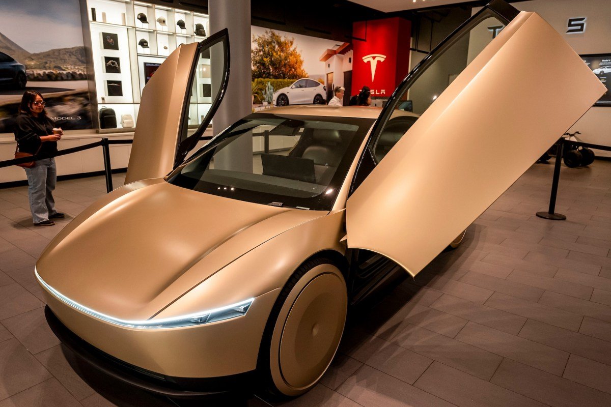 Tesla começa a testar Cybercab sem pedais nem volante em Austin