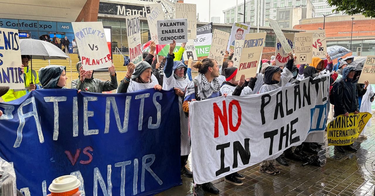 'Tire as mãos do nosso NHS': Protestos anti-Palantir eclodem no Reino Unido por causa de acordo com o Serviço Nacional de Saúde