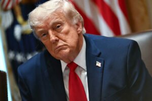 Trump assina ordem executiva mais restrita sobre supervisão de IA após objeções da indústria