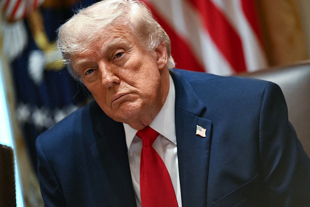 Trump assina ordem executiva mais restrita sobre supervisão de IA após objeções da indústria