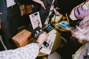 Dumb Co me desafiou a trocar meu iPhone por um flip phone hackeado