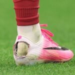 Por que alguns jogadores de futebol cortam os calcanhares das chuteiras?